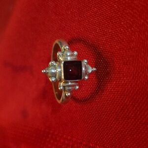Elegant Silver and Garnet Gemstone Ring Vtg Size 7 925
